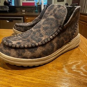 Women’s Hey Dude boots size 9